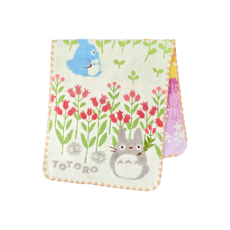 Totoro - Totoro blandt blomster - Håndklæde