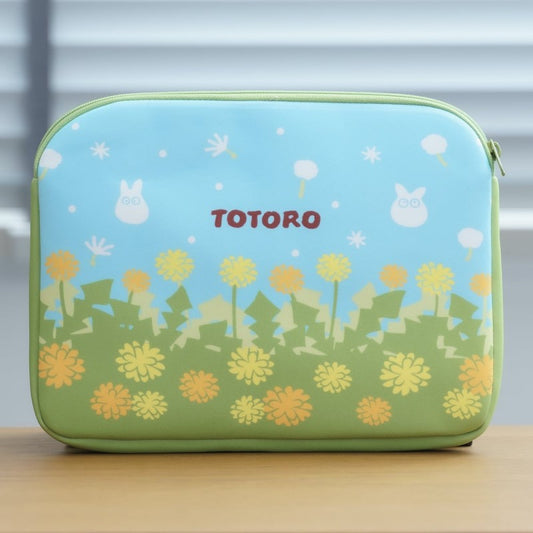 Totoro - Totoro på blomstereng - Tablet Sleeve