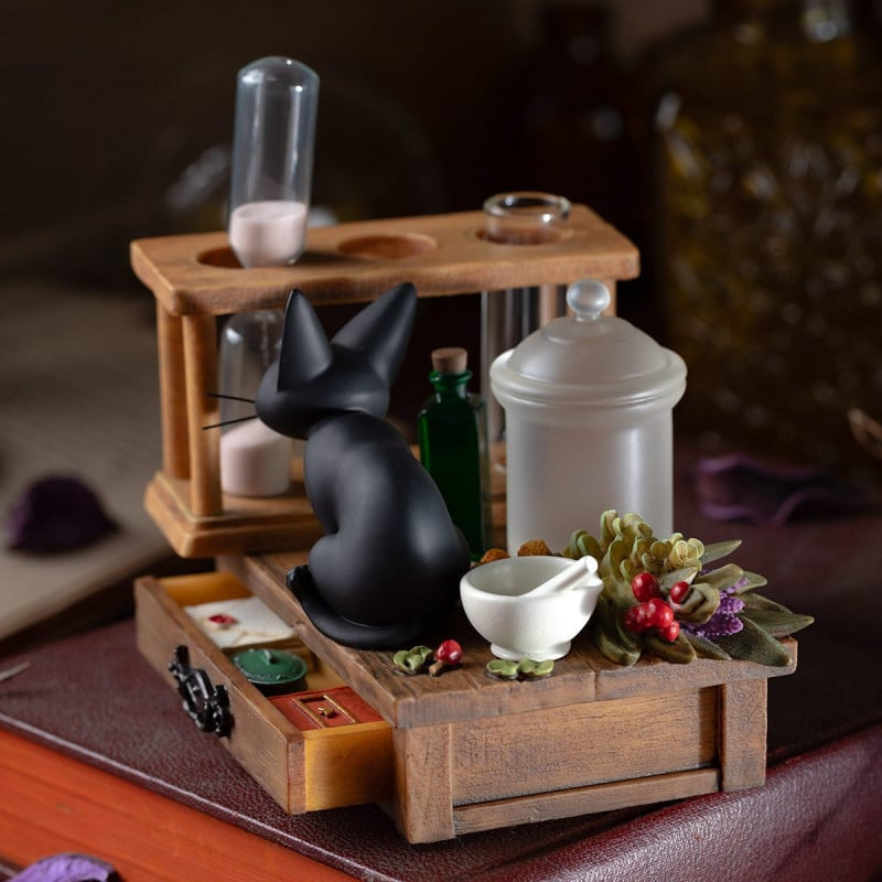 Kiki den lille Heks - Jiji diorama med sand-ur - Figur