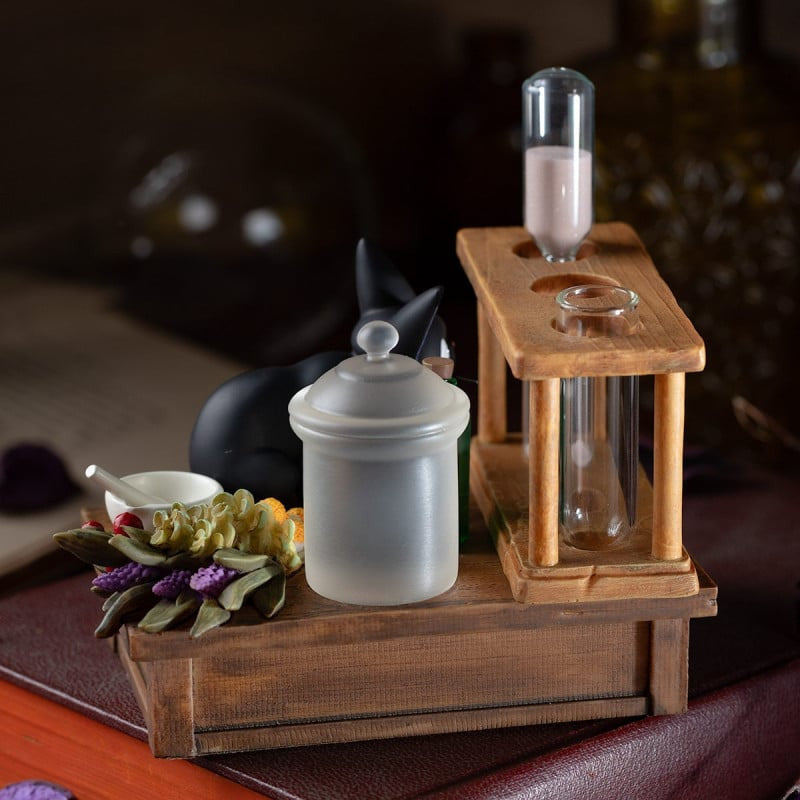 Kiki den lille Heks - Jiji diorama med sand-ur - Figur